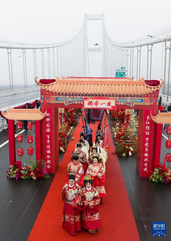 湖北武汉： 长江大桥上的集体婚礼
