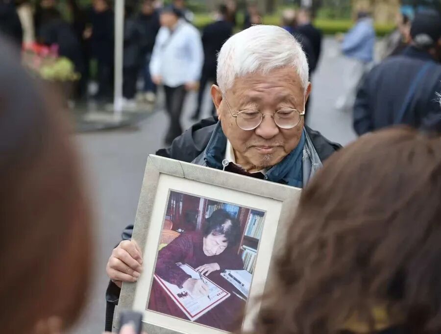 于漪告别仪式在上海举行，学生含泪送别：“我快90岁了，坐高铁也要来送老师一程”