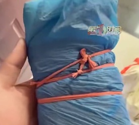 心酸！男子在旧居床下发现一包钱，竟是去世母亲8年前藏的