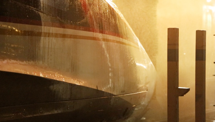 连车头都有“精致护理”！复兴号专属“洗护方案”全流程揭秘