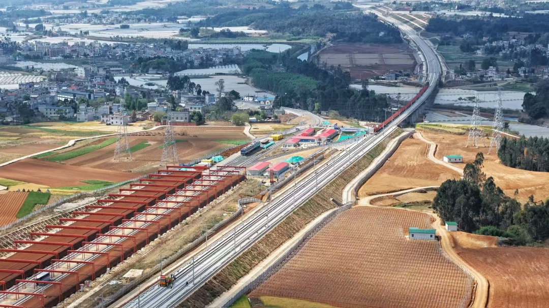 时速350公里！通车后中午昆明买菌子，下午重庆煮火锅