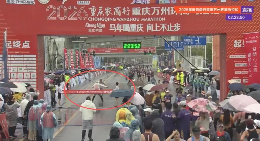 重庆万州马拉松裁判误拦冠军冲线，中国田协追加处罚！