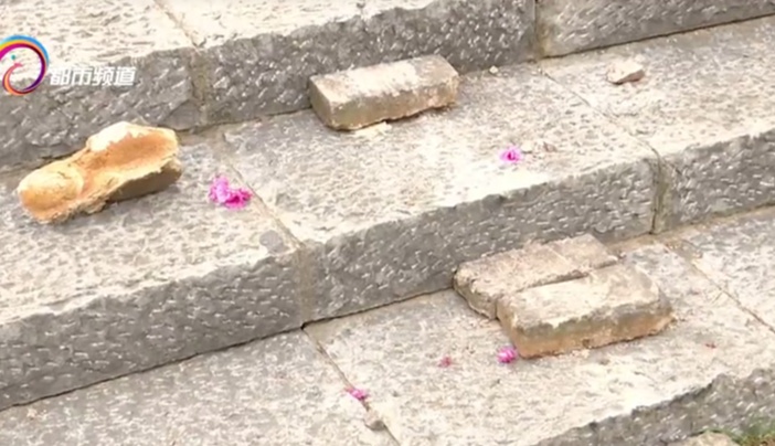 远看是斜坡，近看是陷阱！司机当场“骑虎难下”