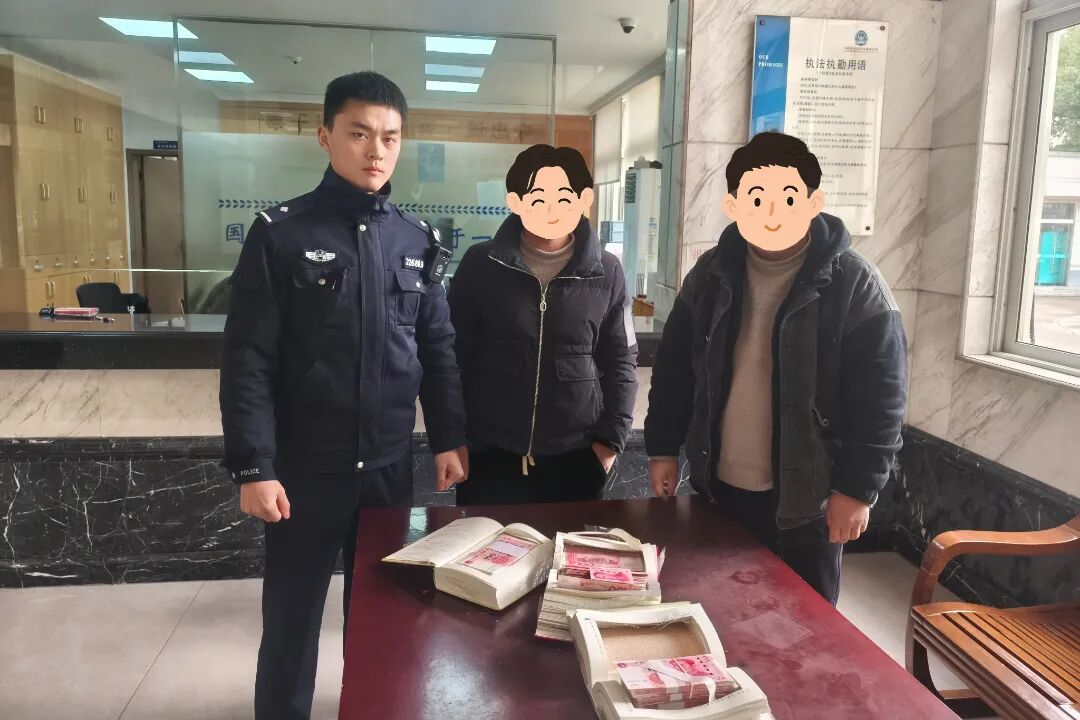 现实版“书中自有黄金屋”！男子挖空3本名著藏13万元，竟是准备做这事......