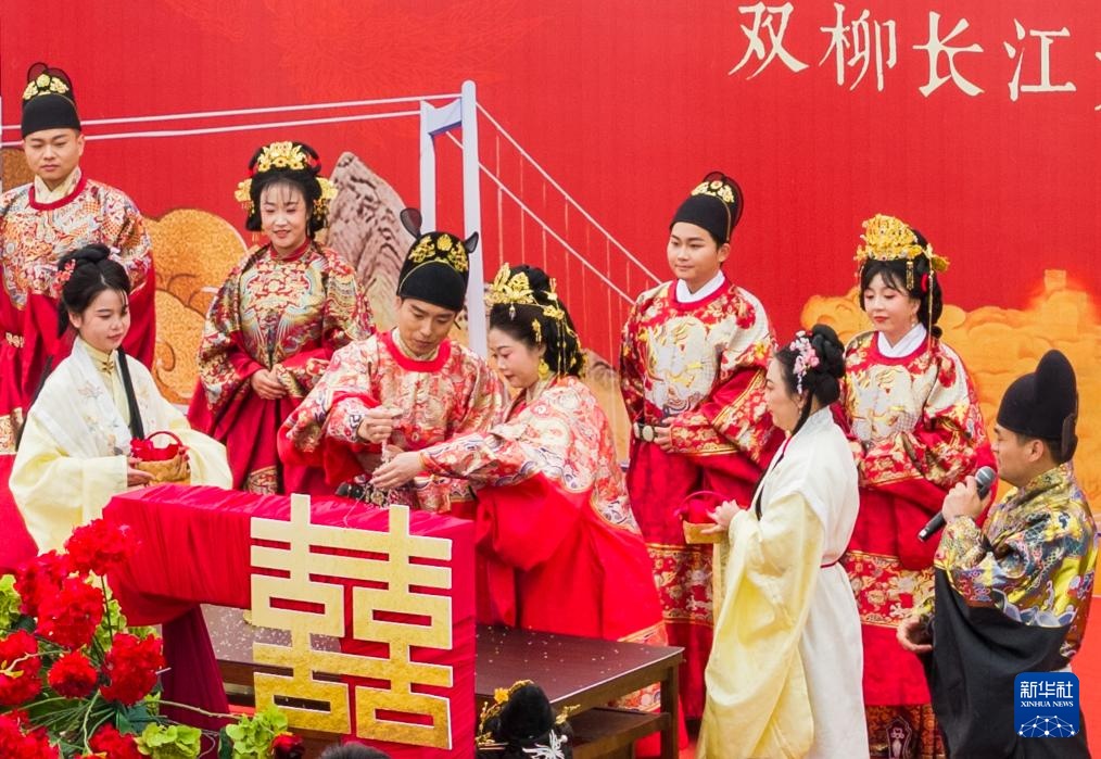 湖北武汉： 长江大桥上的集体婚礼