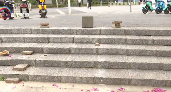 远看是斜坡，近看是陷阱！司机当场“骑虎难下”