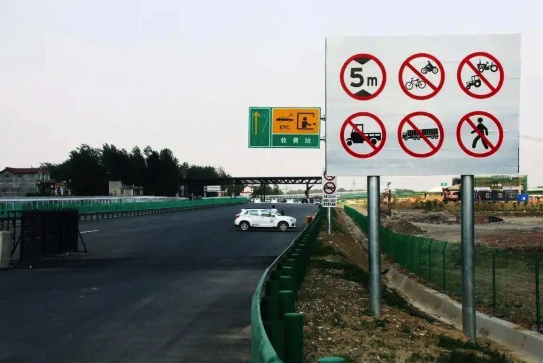 吓出冷汗，老人行走在高速快车道......