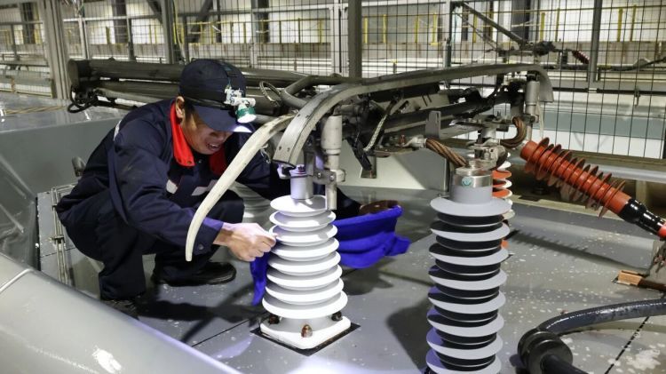 连车头都有“精致护理”！复兴号专属“洗护方案”全流程揭秘