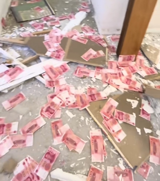 男子为防贼藏2万现金，结果连自己都防住了？装修队拆吊顶下起了“钞票雨”