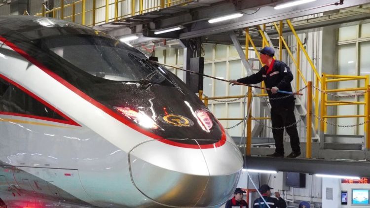 连车头都有“精致护理”！复兴号专属“洗护方案”全流程揭秘