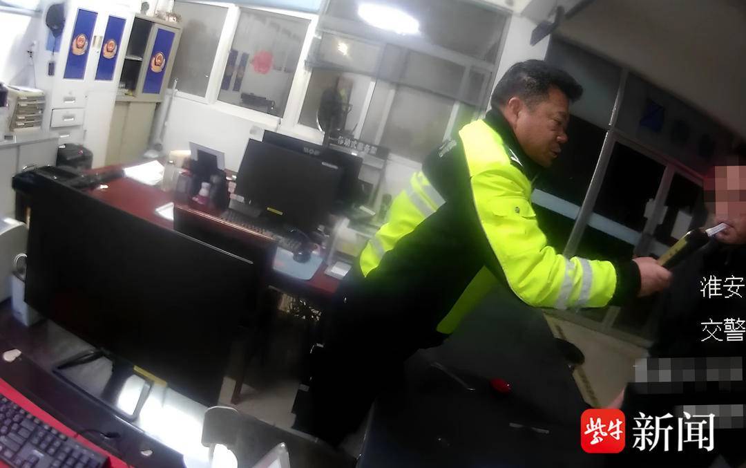 服务区饮酒解乏？货车司机隔夜酒驾肇事，驾照直接吊销！