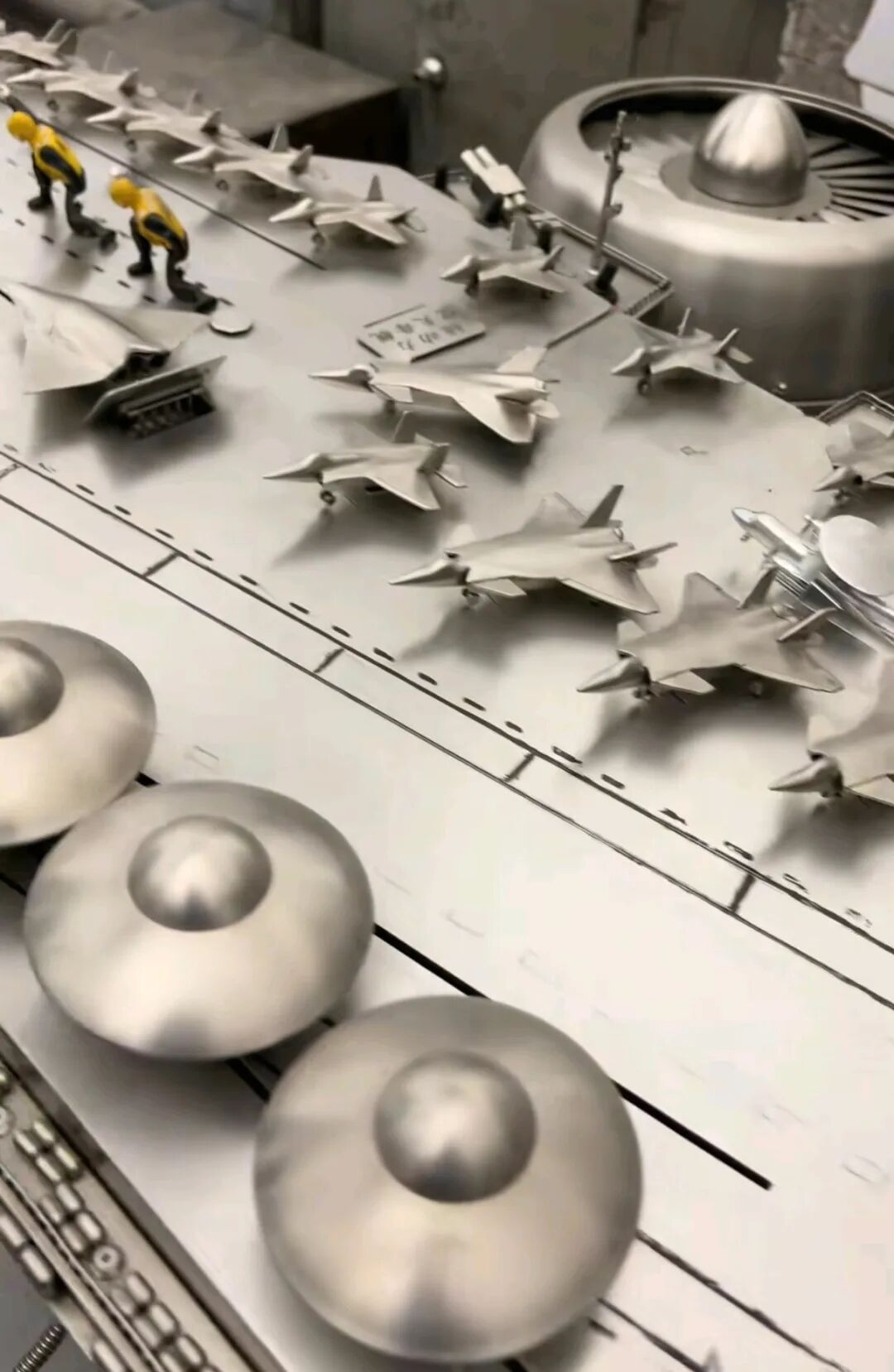 初中毕业焊工自学造出不锈钢“航母”，十年敲打圆儿时梦