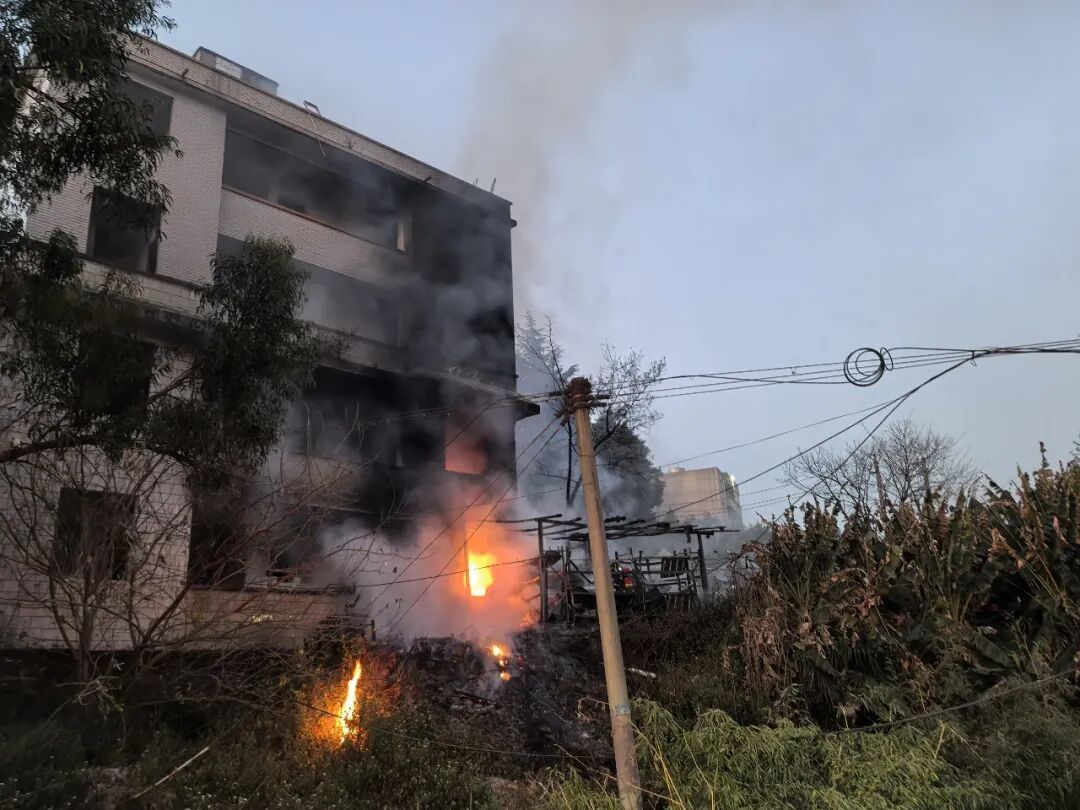 12辆电动自行车“火烧连营”！原因查明