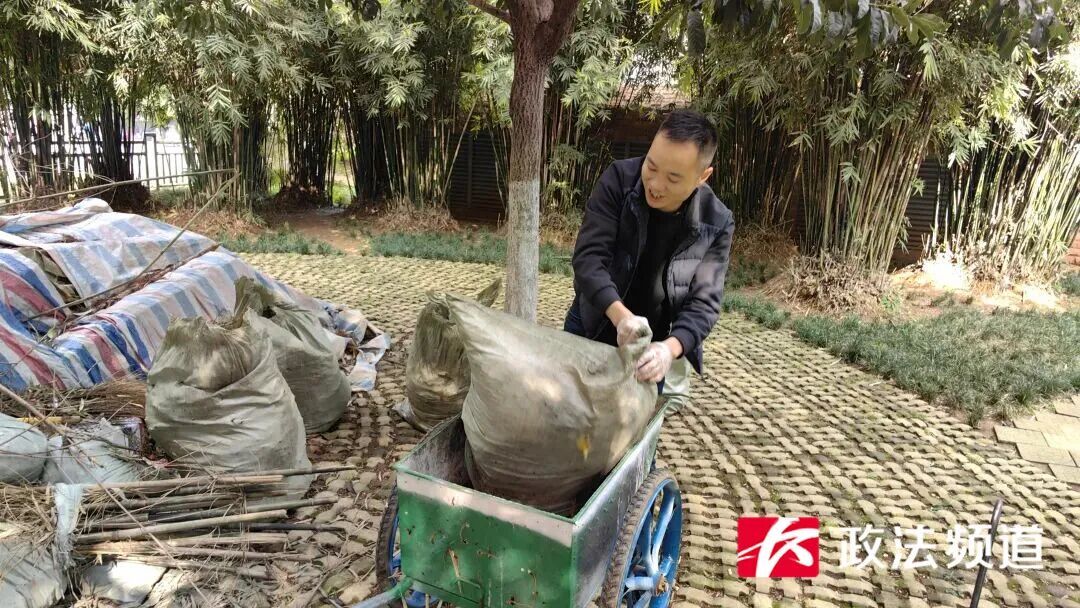 垃圾堆找线索，一个手机壳揪出职业扒手！