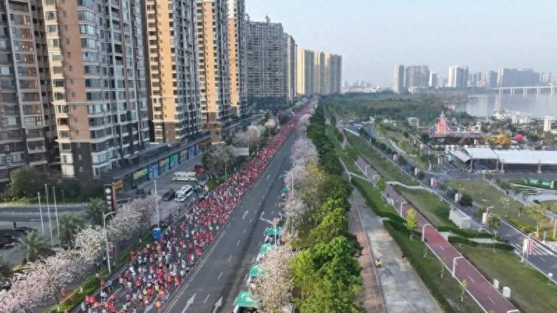 广东清远马拉松一选手赛途中突然倒地，心脏骤停送医！官方证实：今日凌晨不幸离世