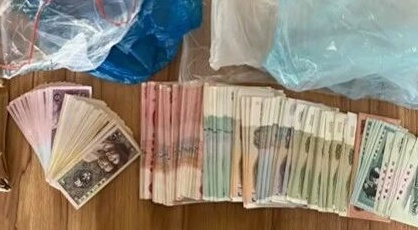 心酸！男子在旧居床下发现一包钱，竟是去世母亲8年前藏的
