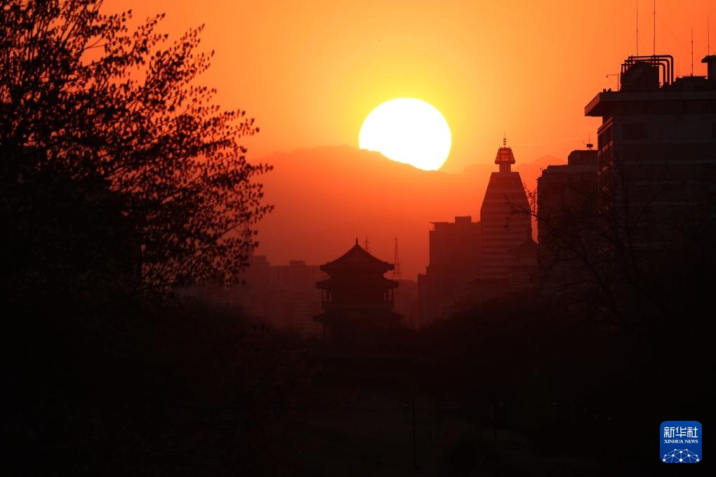 春分前后 京城落日美如画