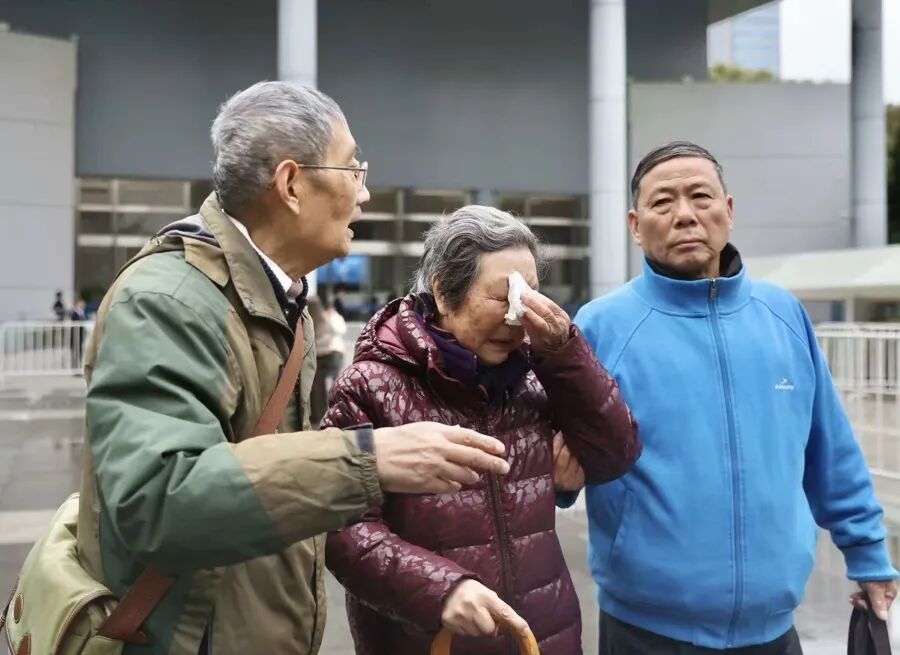 于漪告别仪式在上海举行，学生含泪送别：“我快90岁了，坐高铁也要来送老师一程”