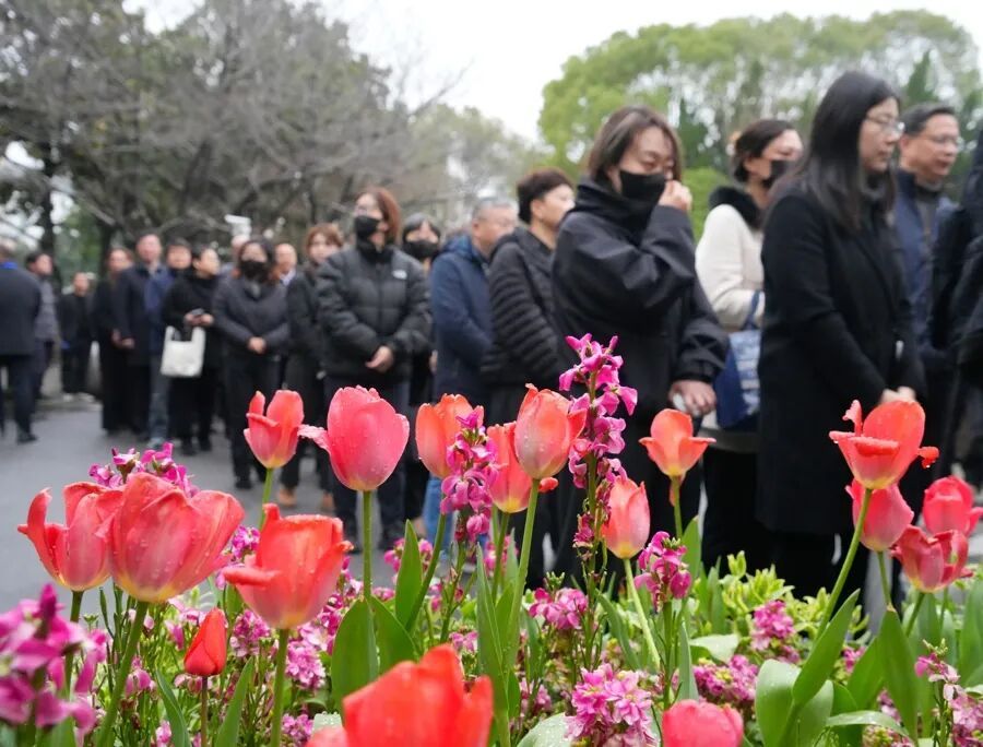于漪告别仪式在上海举行，学生含泪送别：“我快90岁了，坐高铁也要来送老师一程”