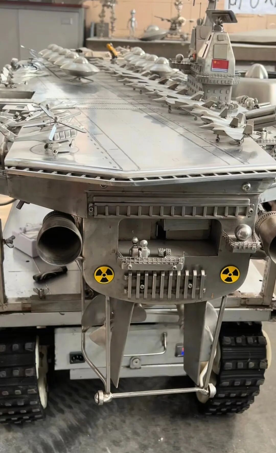 初中毕业焊工自学造出不锈钢“航母”，十年敲打圆儿时梦