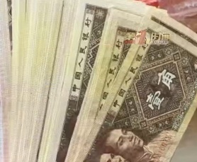 心酸！男子在旧居床下发现一包钱，竟是去世母亲8年前藏的