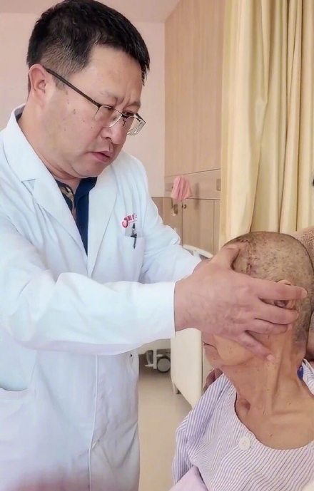 76岁老妇四分之一头骨没了，3D打印助其再造头骨