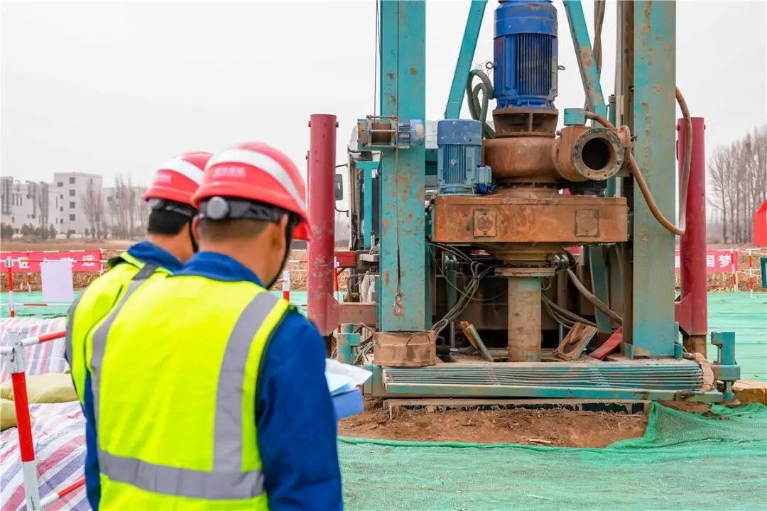 将库布其沙漠的新能源送往华北 内蒙古首条沙戈荒新能源基地外送通道开工