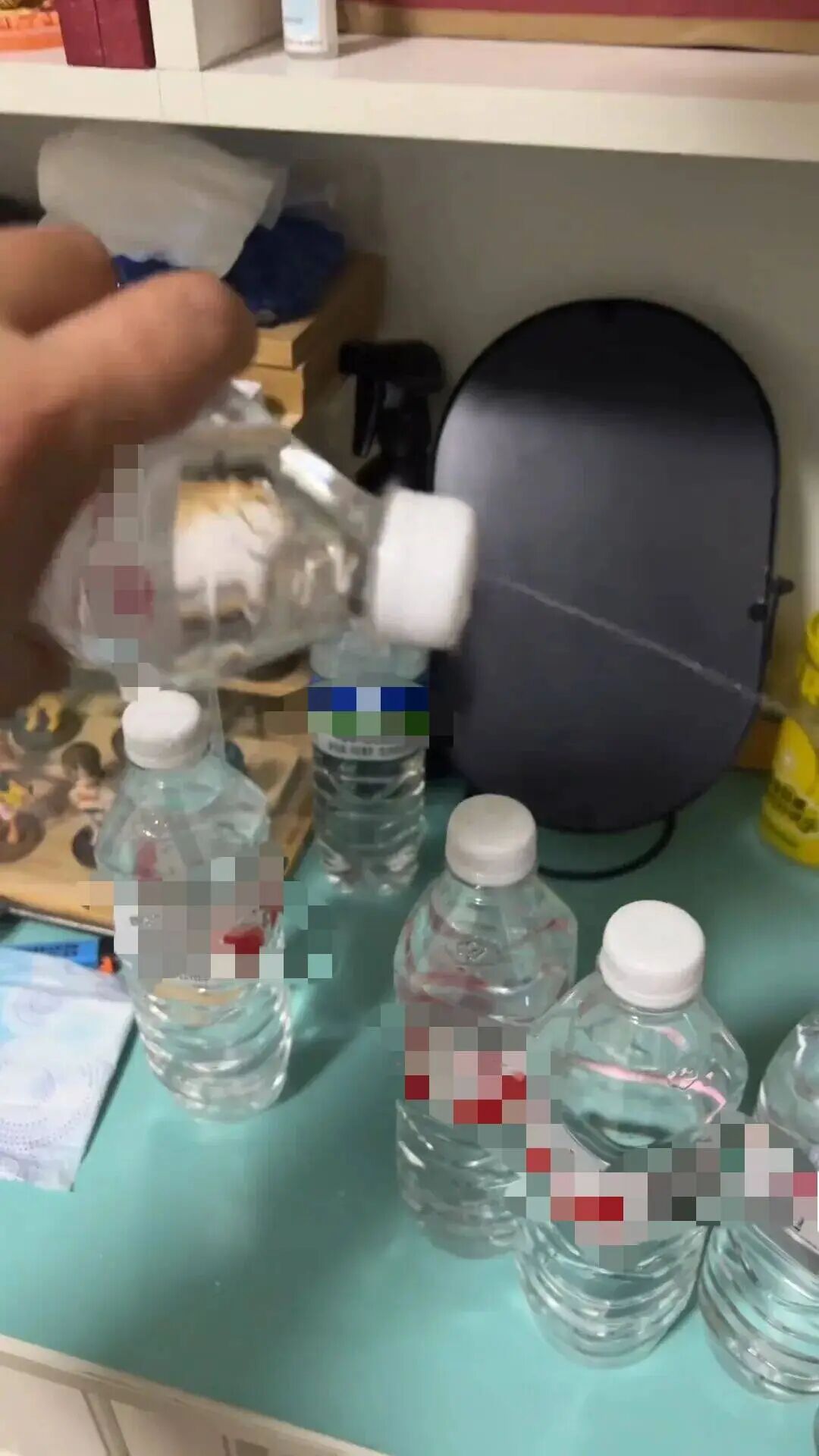 男子点外卖下单一箱纯净水，“喝了5瓶后发现12瓶的瓶盖均有针眼”？警方已立案→