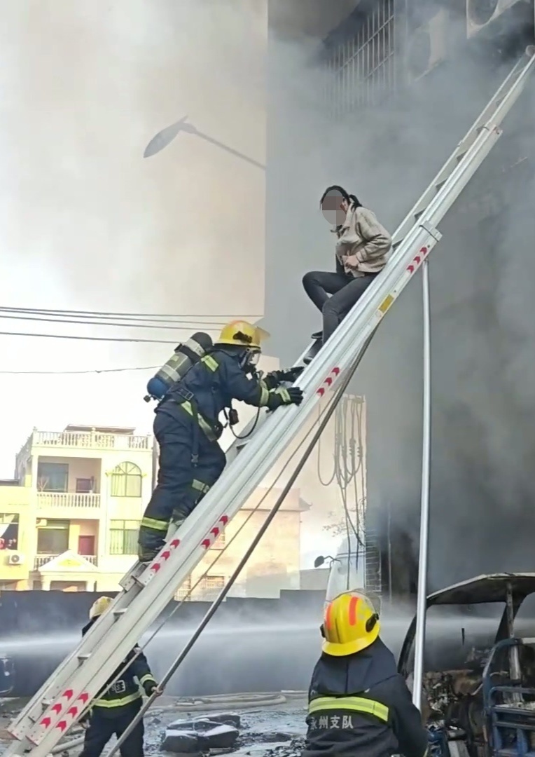 永州江华一民房起火3人被困，消防员救出成功扑灭火情后体力不支倒地，家属含泪道谢