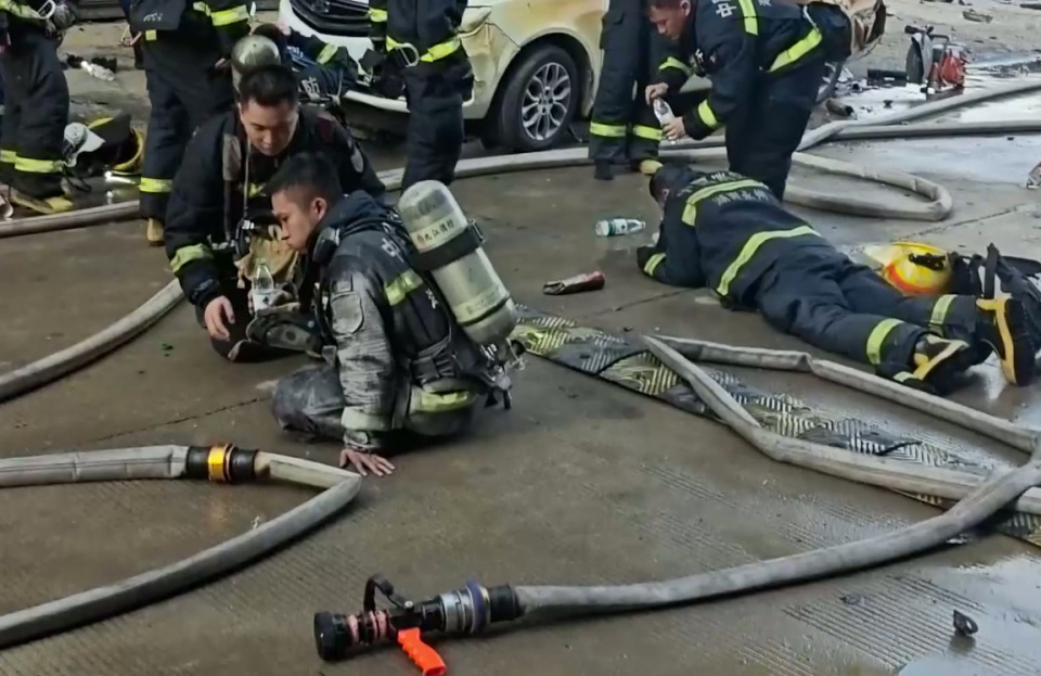 永州江华一民房起火3人被困，消防员救出成功扑灭火情后体力不支倒地，家属含泪道谢