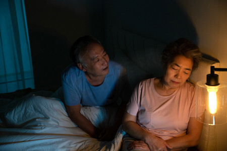 世界睡眠日｜因儿子尚未婚配，68岁女子焦虑失眠，专家：试试这几招让老人睡得更安稳