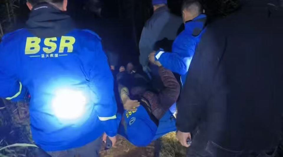 九旬老人失联8小时后在山中被找到，因害怕下山时紧紧牵住救援队员，好在身体并无大碍