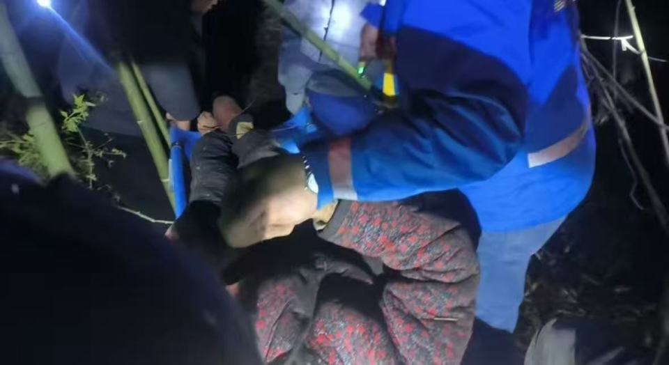 九旬老人失联8小时后在山中被找到，因害怕下山时紧紧牵住救援队员，好在身体并无大碍