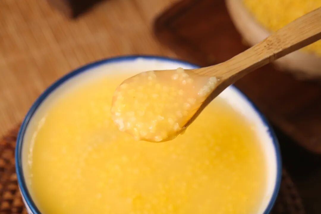 春日来碗小米粥，健脾养胃身体棒！胃不好的人多喝小米粥有益？