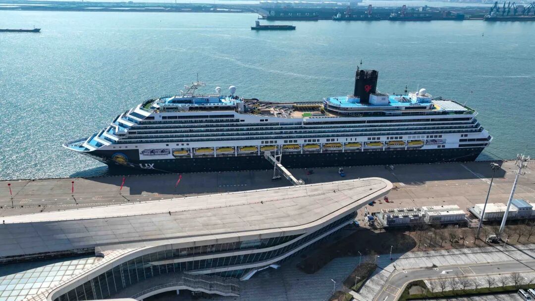 天津口岸首艘10万吨级中资邮轮启程