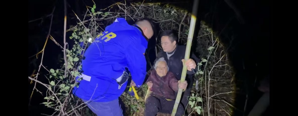 九旬老人失联8小时后在山中被找到，因害怕下山时紧紧牵住救援队员，好在身体并无大碍