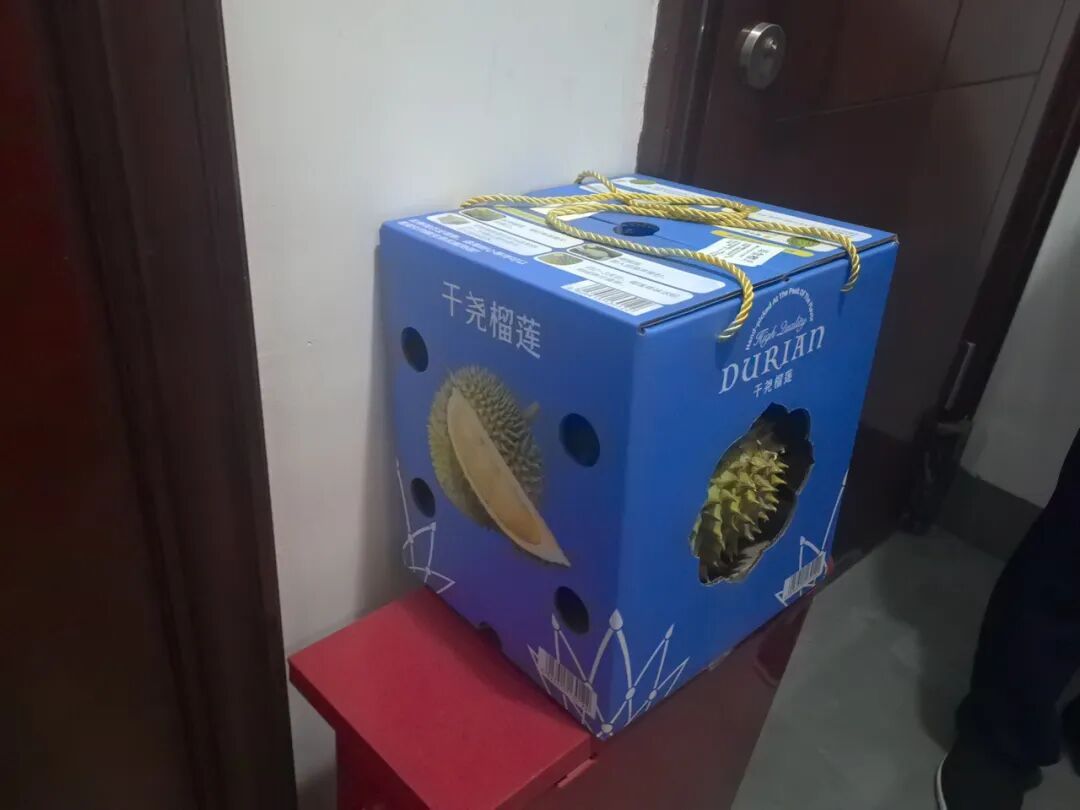 居民报警：有刺鼻气味，像燃气泄漏！消防：这箱榴莲“威力挺大”