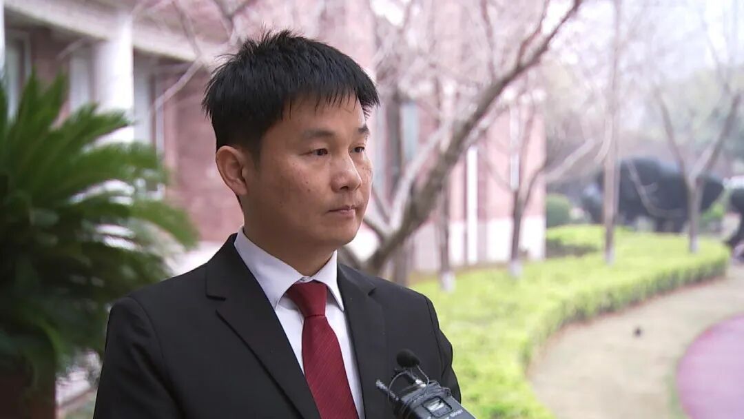 女子称健身房洗完澡被男维修工看光，气得吃不下睡不着，被诊断“急性应激障碍”