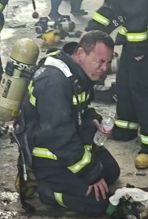 永州江华一民房起火3人被困，消防员救出成功扑灭火情后体力不支倒地，家属含泪道谢