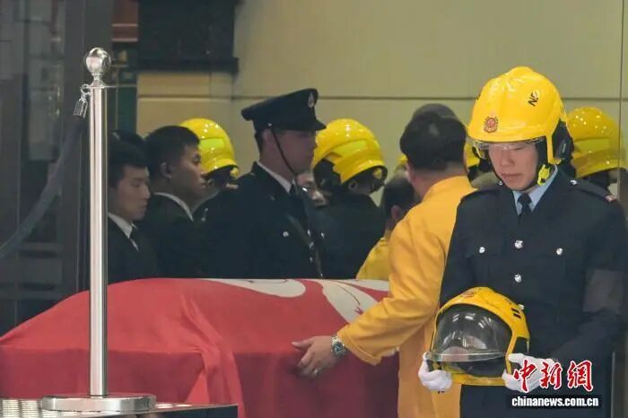 香港披露何伟豪殉职经过：曾发求救信号，或从31楼破窗逃生，不幸坠亡