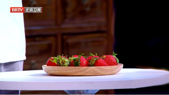 这3种红色水果，养骨不输牛奶！还可降低15%关节炎风险