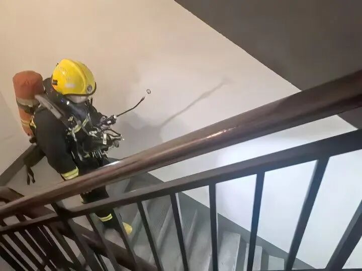 居民报警：有刺鼻气味，像燃气泄漏！消防：这箱榴莲“威力挺大”