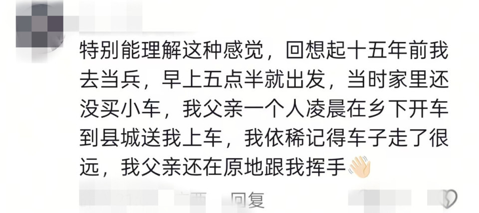 广西一老人手捧鲜花送孙辈入伍，牵挂背影让网友破防，家属评论区致谢拍摄者：看哭了！