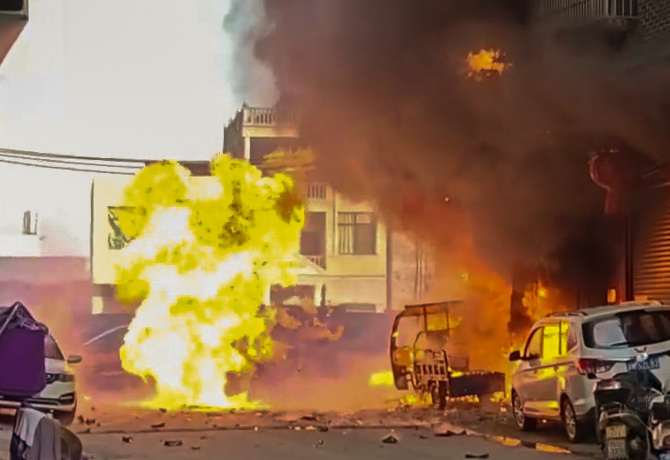 永州江华一民房起火3人被困，消防员救出成功扑灭火情后体力不支倒地，家属含泪道谢