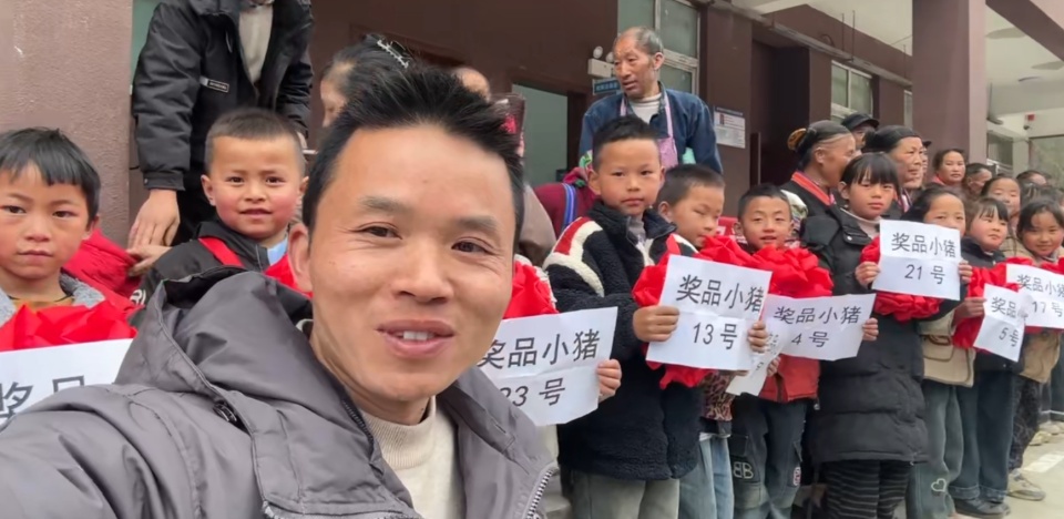 贵州一支教老师奖励学生24头小猪，有学生给在外务工父母打电话：过年回来不用买猪肉