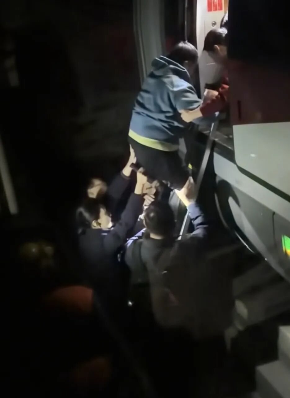 列车紧急停车！旅客被转移上救援车…官方通报