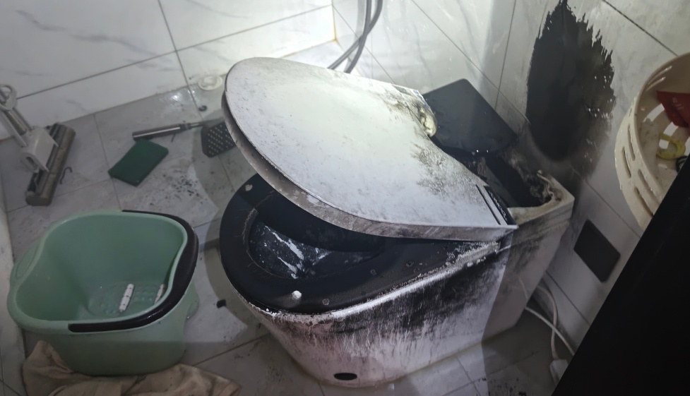 太吓人！男子厕所上到一半，马桶里突然蹿出它！