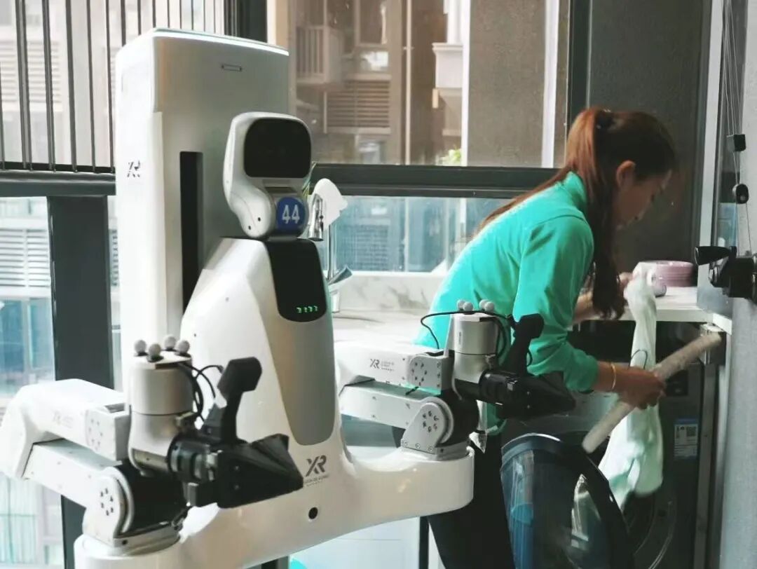 机器人保洁员在深圳上岗！会叠衣服会收拾，还能帮忙“铲屎”！