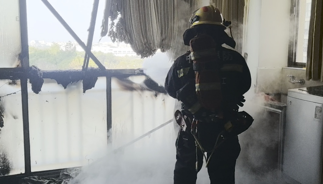 被一通电话召回家，入目场景让女子当场崩溃！高层阳台注意这个细节