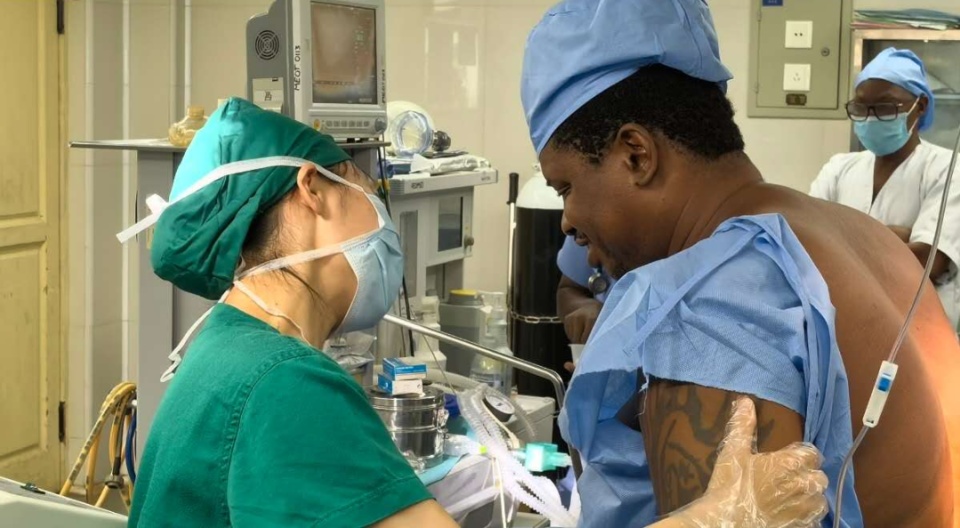 中塞友好医院里的温情一幕：非洲患者麻醉时焦虑不安，援非护士柔声安慰“我们都在”